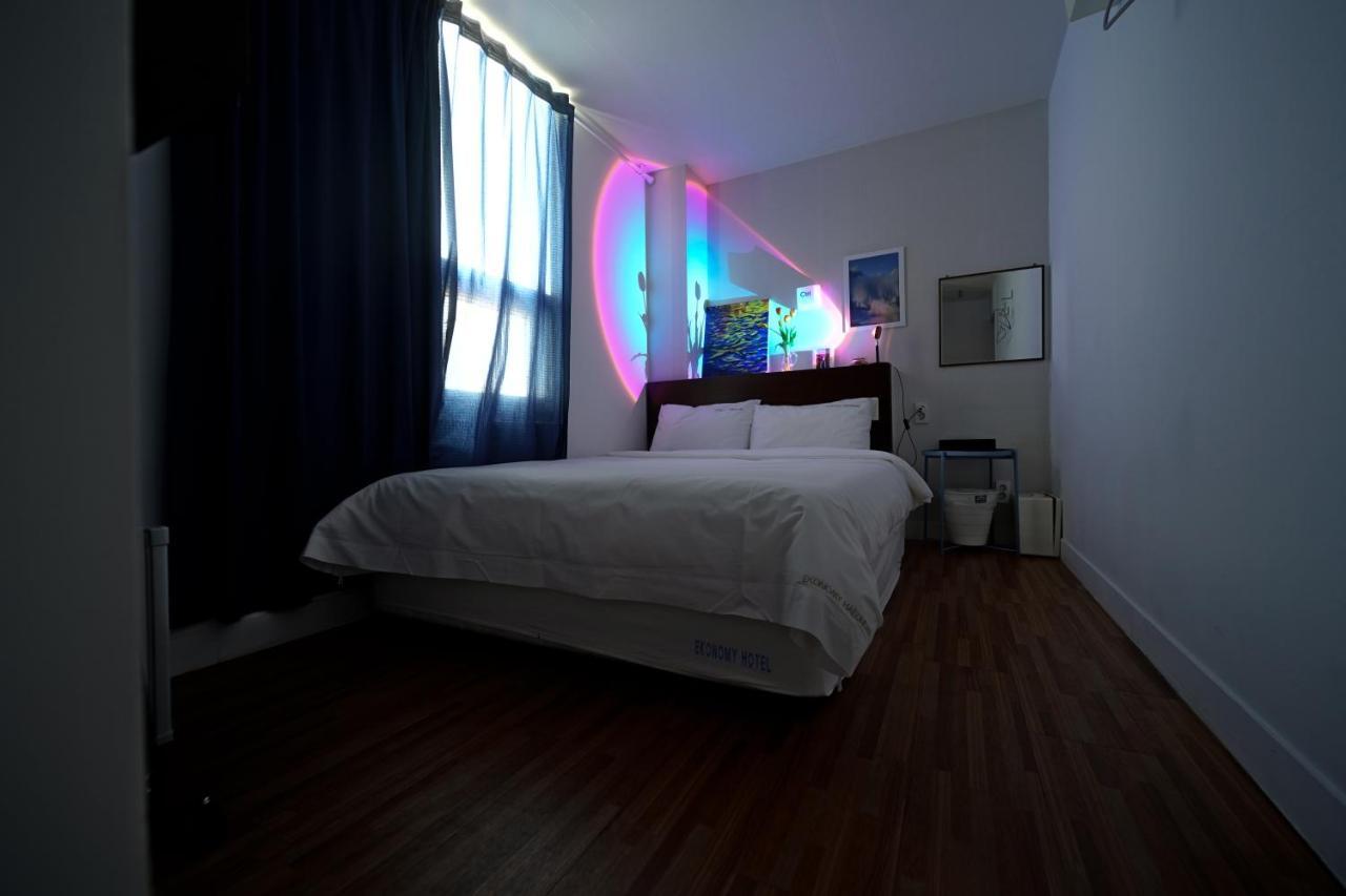 Ekonomy Haeundae Hostel Пусан Екстер'єр фото