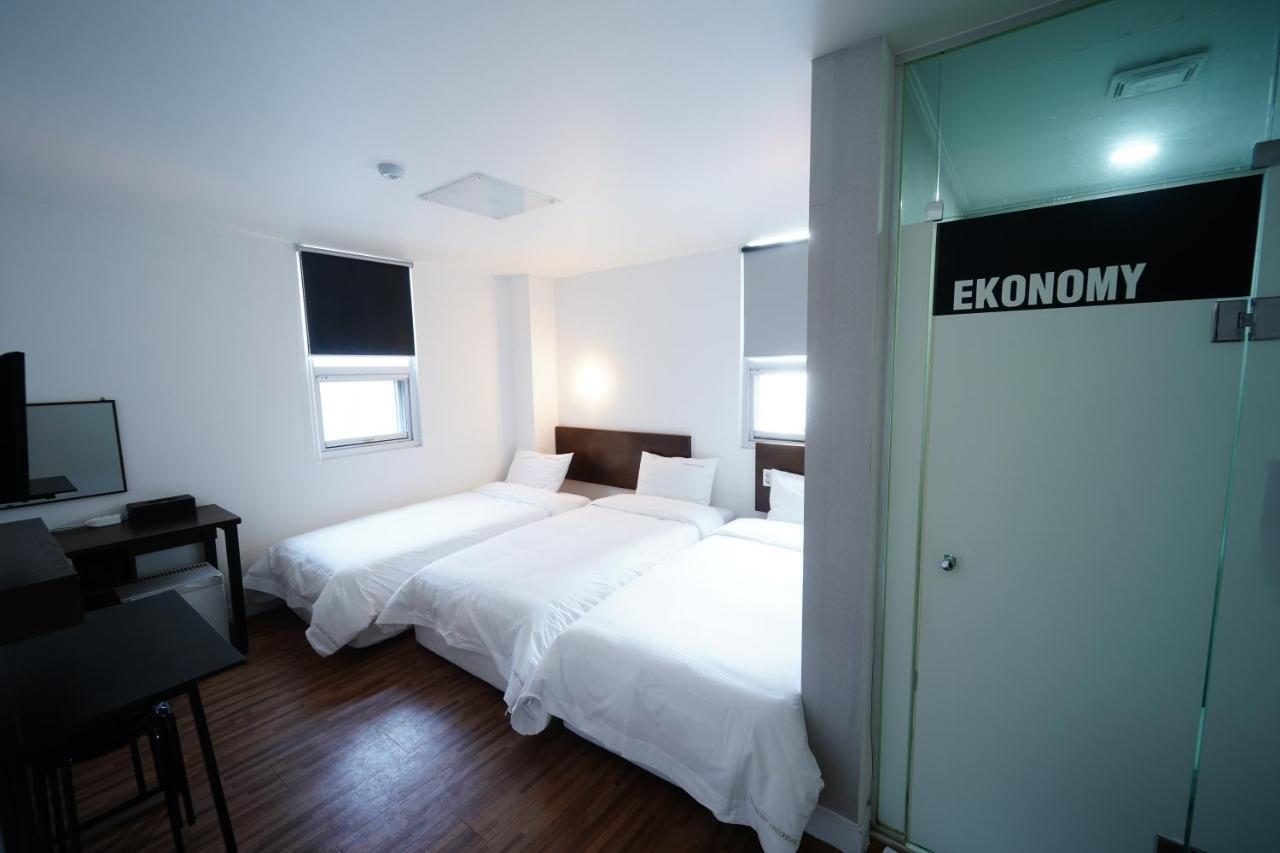 Ekonomy Haeundae Hostel Пусан Екстер'єр фото
